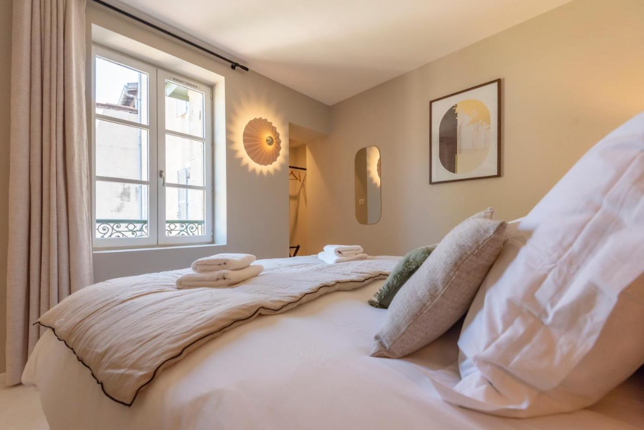Le Cosy Chic . Proche Gare . Centre-ville . Neuf . Climatisation . Design . Wifi . Apartment Mâcon